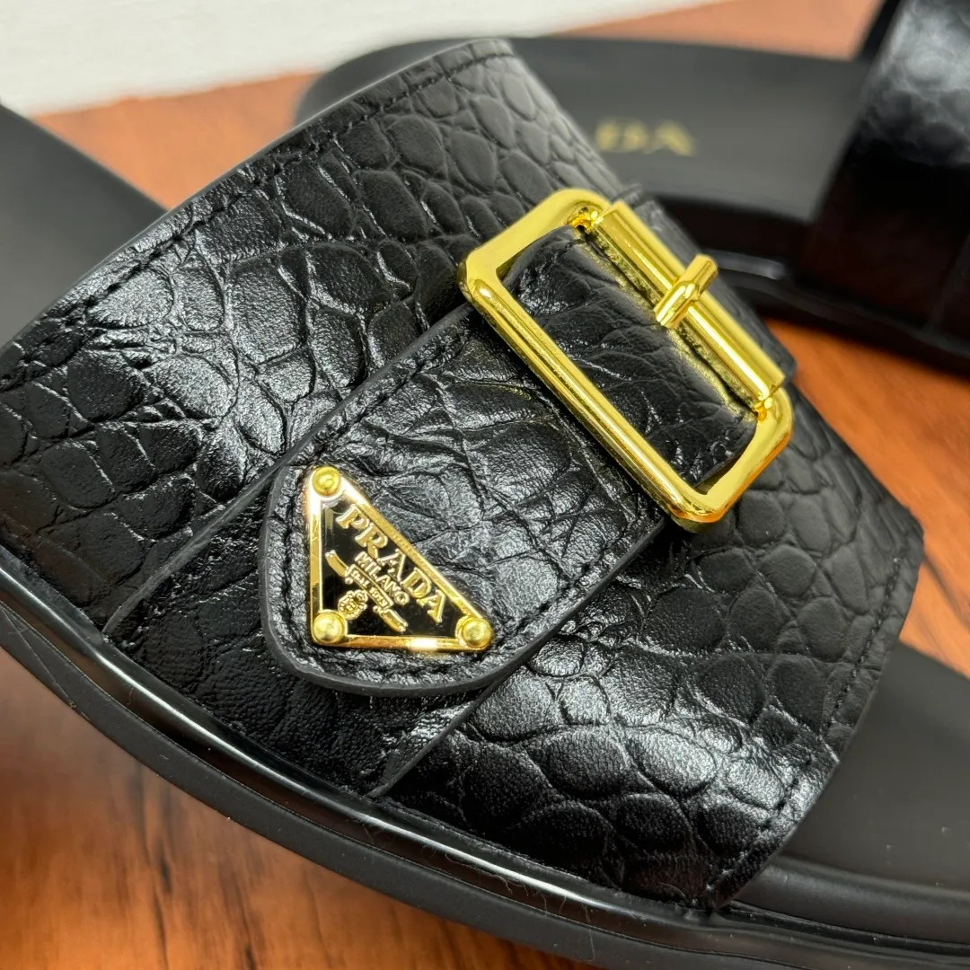 Batch 580 Prada/Prada's new men's straight style genuine leather slippers. Retro inspiration and modern lines coexist harmoniously. The dynamic design is decorated with the brand's iconic symbols and characteristic details. Genuine leather bottom layer, inner calfskin upper including stone pattern cowhide, smooth calfskin, and classic canvas three-logo pattern are available in three styles. It is decorated with genuine leather buckle straps, metal buckle details, and embellished with gold classic enamel brand logo details. Thin rubber soles are standard, and a complete package! Size: 39-40-41-42-43-44-45 Leather shoe size Item number: 2X3064 Stone pattern